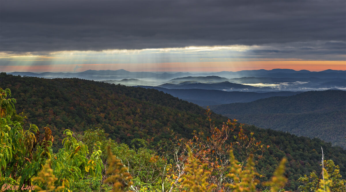 Blue Ridge Mountains, Virginia, USA, schöne gelb grün blaue Hügellandschaft 