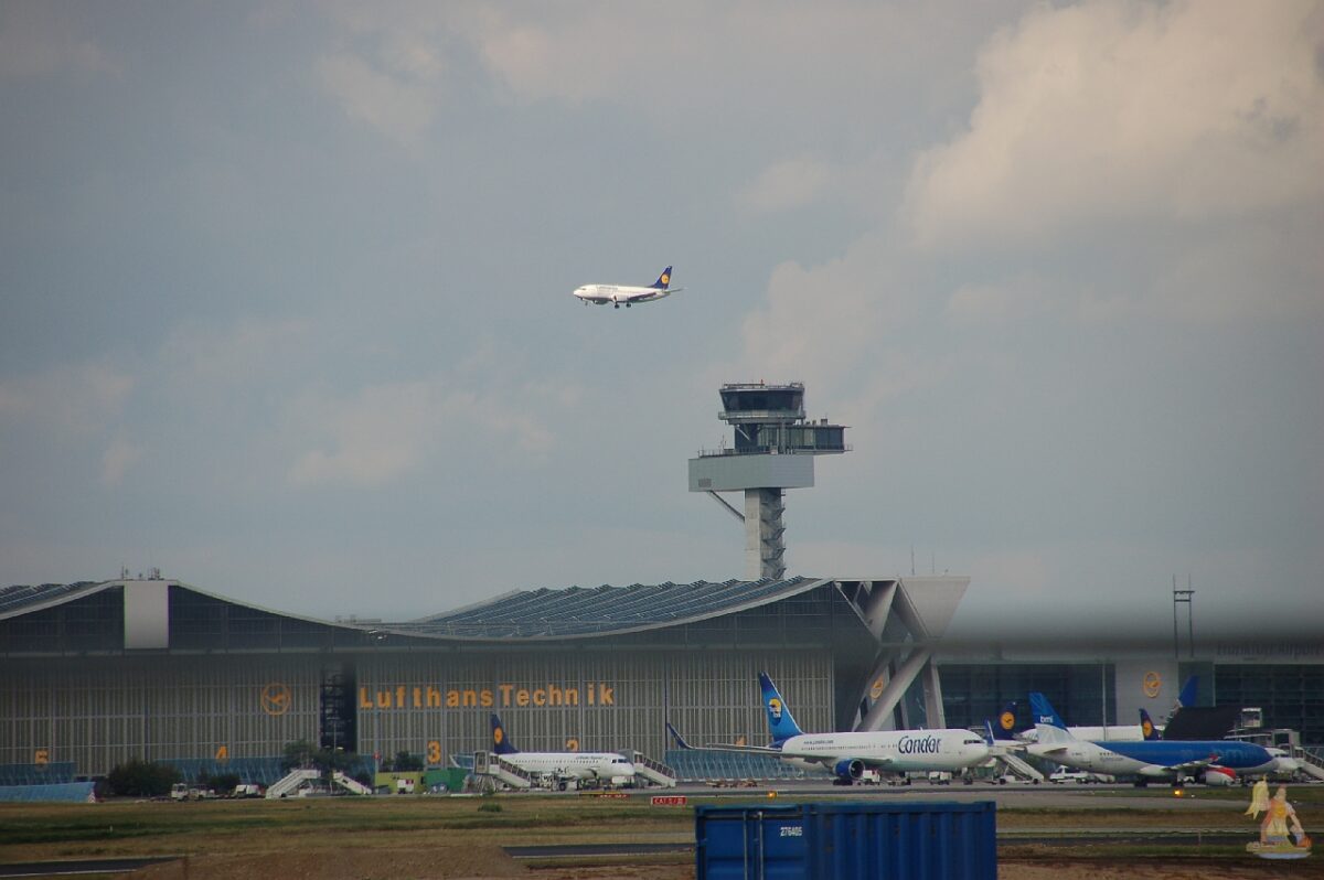 Frankfurt - Jugendfeuerwehr und Bambinis besichtigen Frankfurter Flughafen - 28.09.12 von FF-Kostheim ist lizenziert unter CC BY-NC-ND 2.0