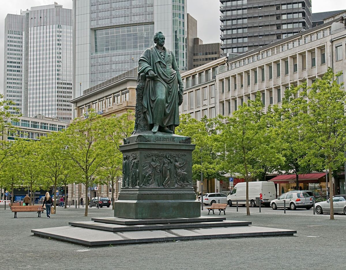 Frankfurter Goethe-Denkmal mit Hochhäusern